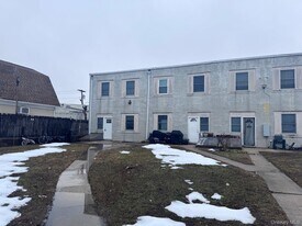 62 Jerusalem Ave in Hicksville, NY - Building Photo