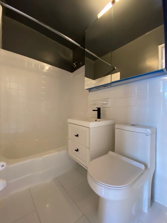 357 W 53rd St in New York, NY - Building Photo