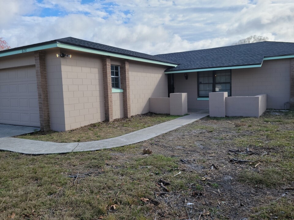 8176 Old English Dr in Jacksonville, FL - Building Photo
