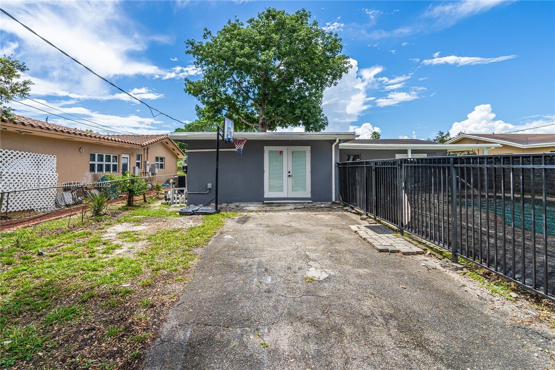4007 W Park Rd in Hollywood, FL - Building Photo