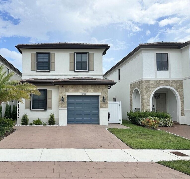 11055 W 35th Way in Hialeah, FL - Building Photo