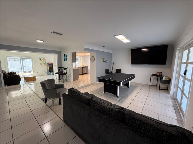 8636 Beekman Dr in Miramar, FL - Building Photo - Building Photo