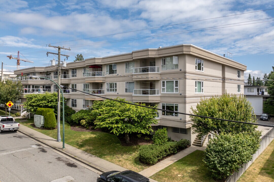 Franklin Place in White Rock, BC - Building Photo
