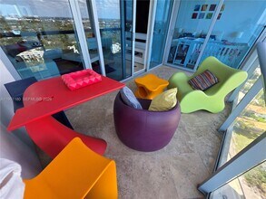 601 NE 36th St in Miami, FL - Foto de edificio - Building Photo