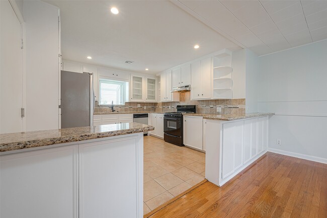 property at 4923 Poinciana Dr