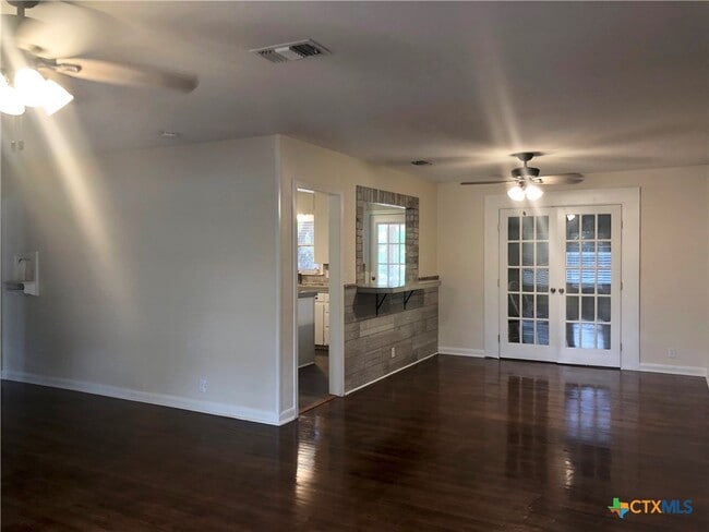 1002 Hazelton St in San Marcos, TX - Building Photo - Building Photo