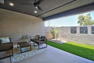 2727 E Thomas Rd, Unit 12U-6 in Phoenix, AZ - Foto de edificio - Building Photo