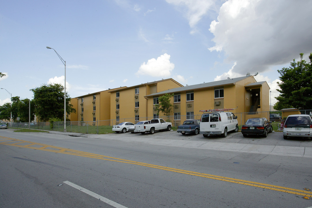 Patterson Pavilion in Hialeah, FL - Foto de edificio