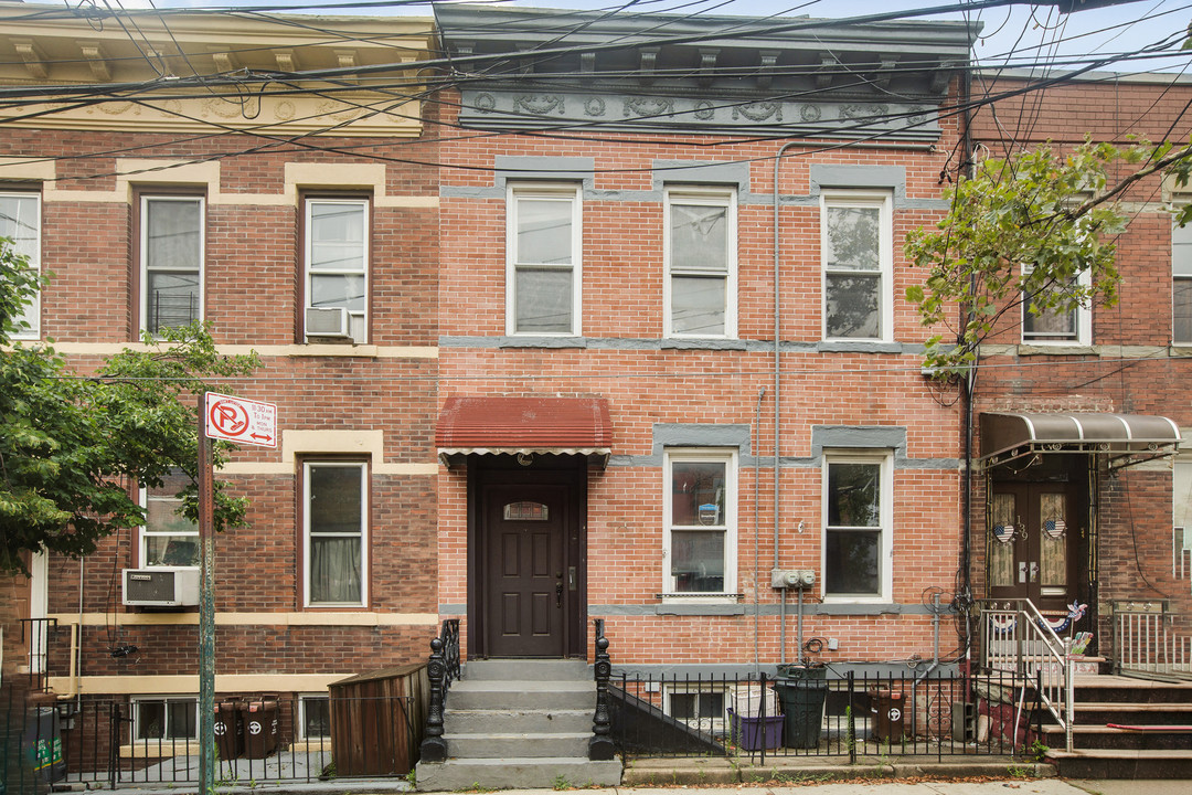 137 Beadel St in Brooklyn, NY - Building Photo