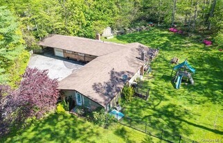 20 Cherry Ln in Syosset, NY - Building Photo