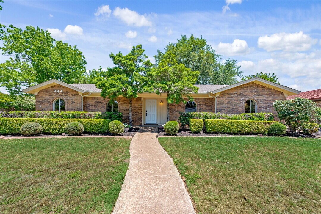 444 Baker Dr in Hurst, TX - Building Photo