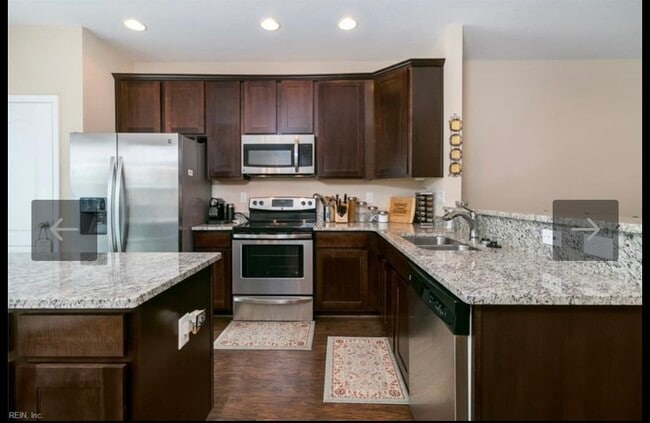 520 Clear Stream Ln in Hampton, VA - Building Photo - Building Photo