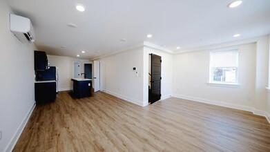 6832 Ridge Ave in Philadelphia, PA - Building Photo - Building Photo