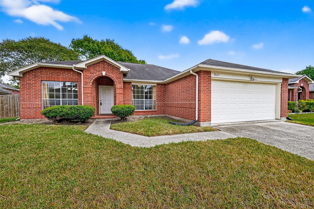 8827 Boulder Springs Dr in Houston, TX - Building Photo