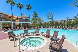 1950 Camino De La Reina, Unit River Colony in San Diego, CA - Foto de edificio - Building Photo