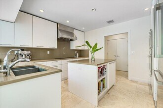 435 Ridgewood Rd in Key Biscayne, FL - Foto de edificio - Building Photo