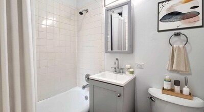 630 W Barry Ave, Unit 204 in Chicago, IL - Building Photo - Building Photo