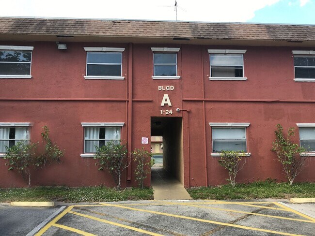 95-101 NE 41st St in Oakland Park, FL - Building Photo - Building Photo