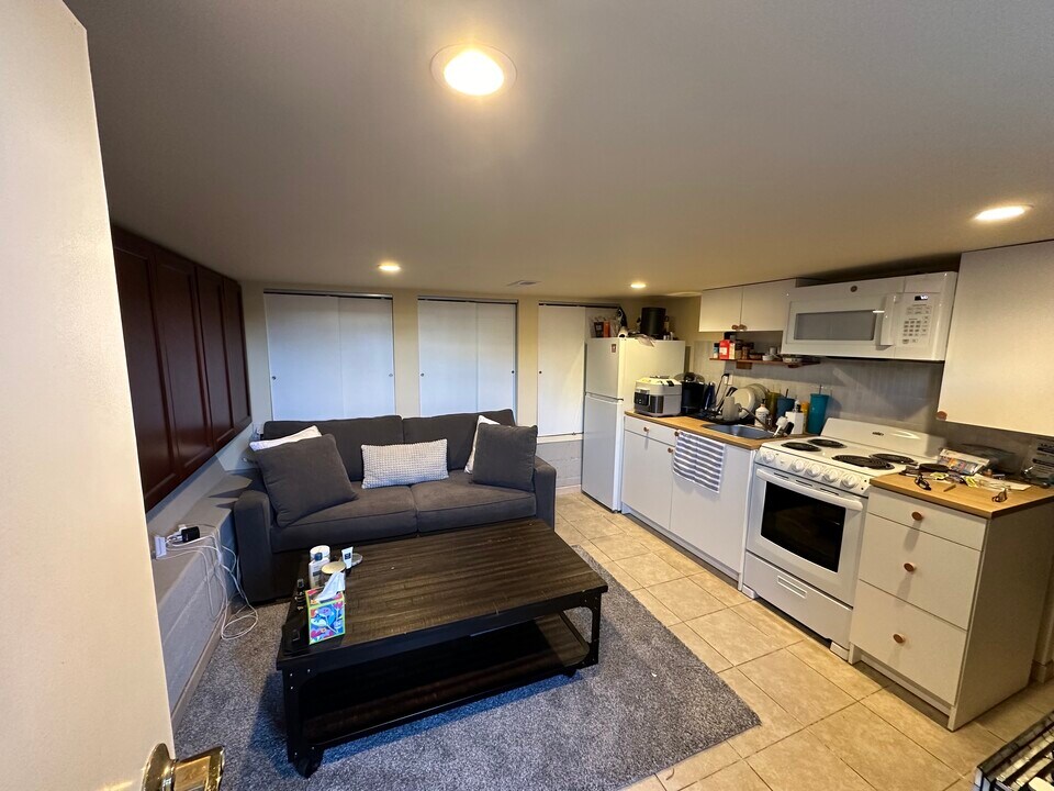 615 Rolph St, Unit Studio in San Francisco, CA - Building Photo