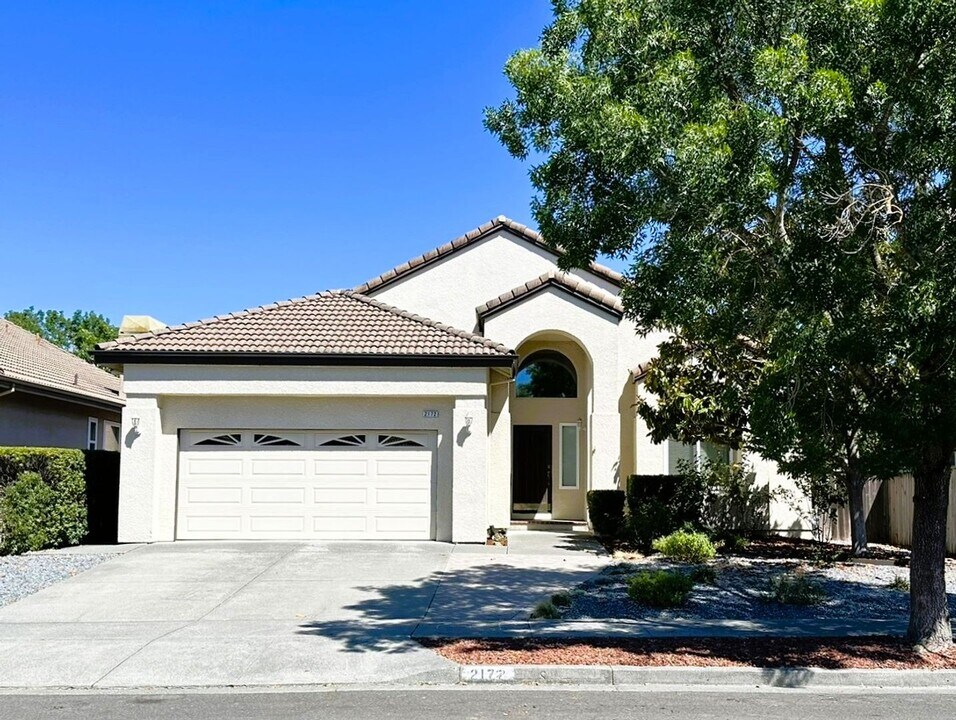 2172 Dolen Pl in Santa Rosa, CA - Foto de edificio