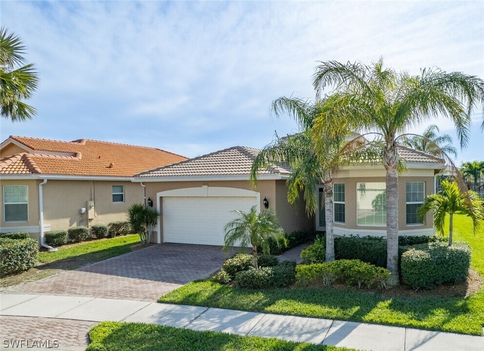 10091 Mimosa Silk Dr in Ft. Myers, FL - Building Photo