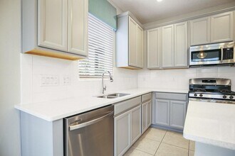 5751 Skytop Dr in Lithia, FL - Building Photo - Building Photo