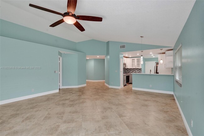 8820 Woodside Ct in Davie, FL - Building Photo - Building Photo