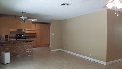 11123 Hazelhurst Dr in Houston, TX - Building Photo - Building Photo