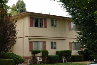 1109 Capuchino Ave in Burlingame, CA - Building Photo - Building Photo