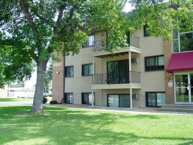 Sterling Square Apartments in Brooklyn Center, MN - Building Photo - Building Photo