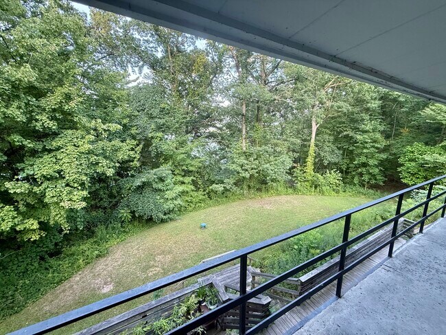 1 Maplewood Rd, Unit 205 in Ithaca, NY - Foto de edificio - Building Photo