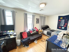 275 Dorchester St, Unit 1 in Boston, MA - Building Photo - Building Photo