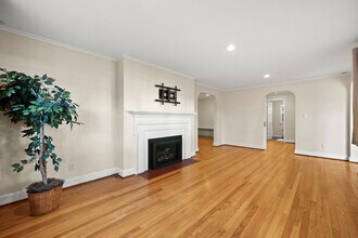 15 Arapahoe Rd in West Hartford, CT - Building Photo - Building Photo