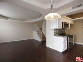 10627 Moorpark St in Los Angeles, CA - Building Photo - Building Photo