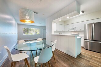 11745 SW 81st Rd in Pinecrest, FL - Building Photo - Building Photo