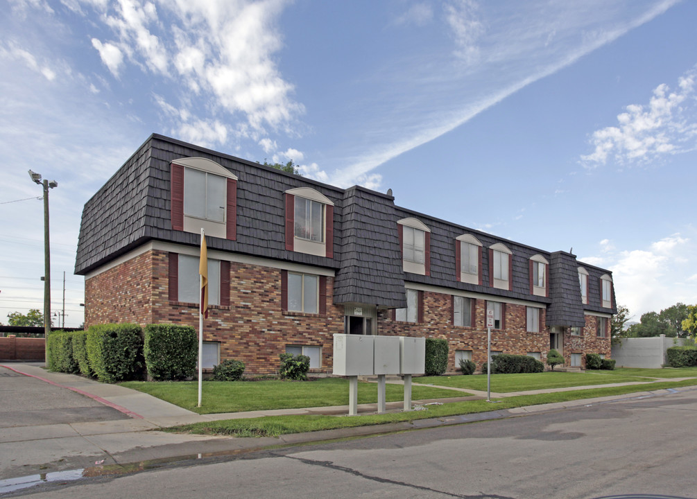 Casa Linda Apartments in Taylorsville, UT - Building Photo