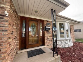 443 Dover Dr in Des Plaines, IL - Building Photo