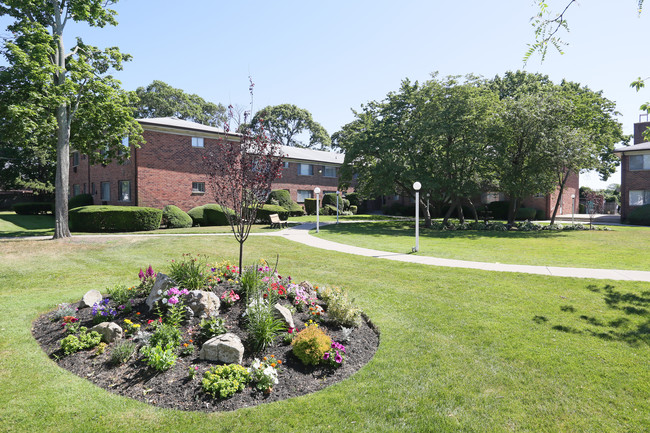 Fairfield Maples at Bay Shore in Bay Shore, NY - Foto de edificio - Building Photo