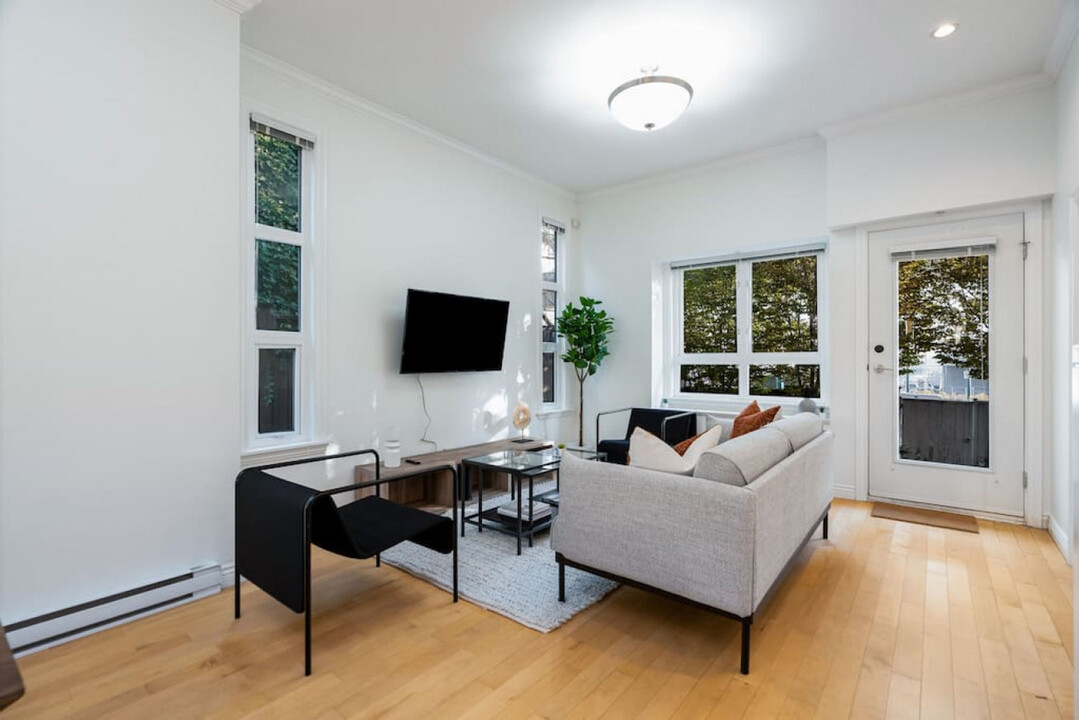 8471 Cambie St in Vancouver, BC - Building Photo