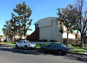 Denny Place & Willow Wood Apartments in North Hollywood, CA - Building Photo - Building Photo