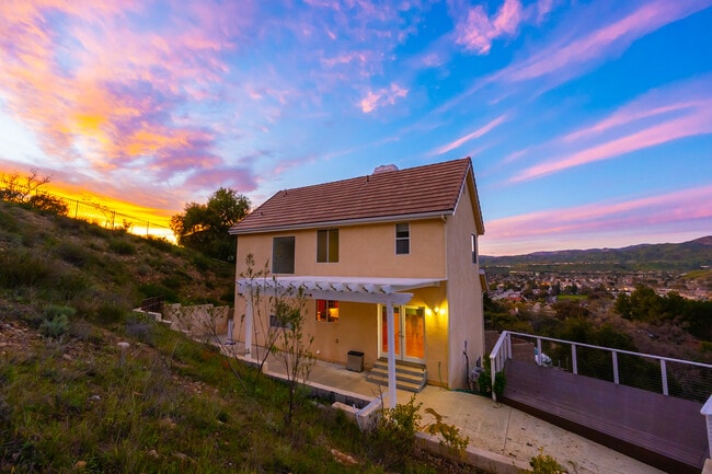1259 Gonzales Rd in Simi Valley, CA - Foto de edificio - Building Photo