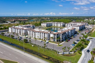 Legacy Naples in Naples, FL - Foto de edificio - Building Photo