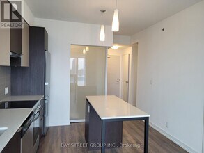 203 College St in Toronto, ON - Building Photo - Building Photo