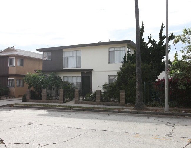 1255 N Mansfield Ave in Los Angeles, CA - Foto de edificio - Building Photo