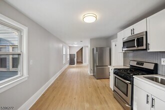 176 Valley St in South Orange, NJ - Building Photo - Building Photo