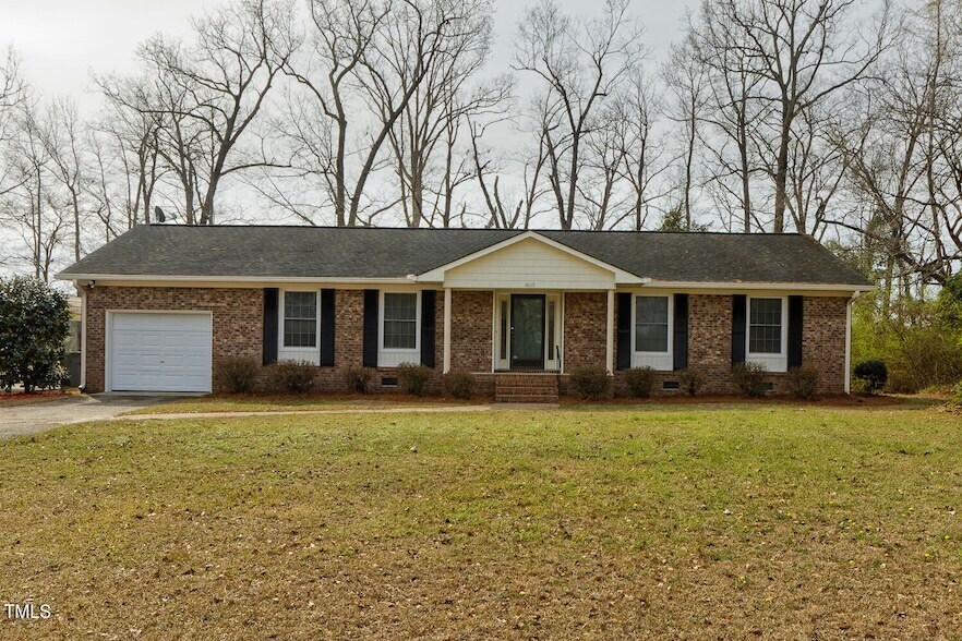 4610 Linden Rd in Linden, NC - Building Photo