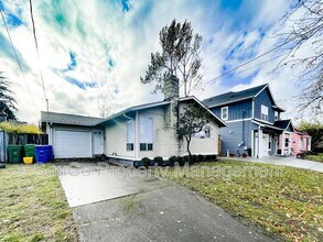 1734 NE Bryant St in Portland, OR - Building Photo - Building Photo