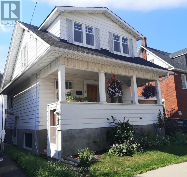 8 Carlotta Ave in Ottawa, ON - Building Photo