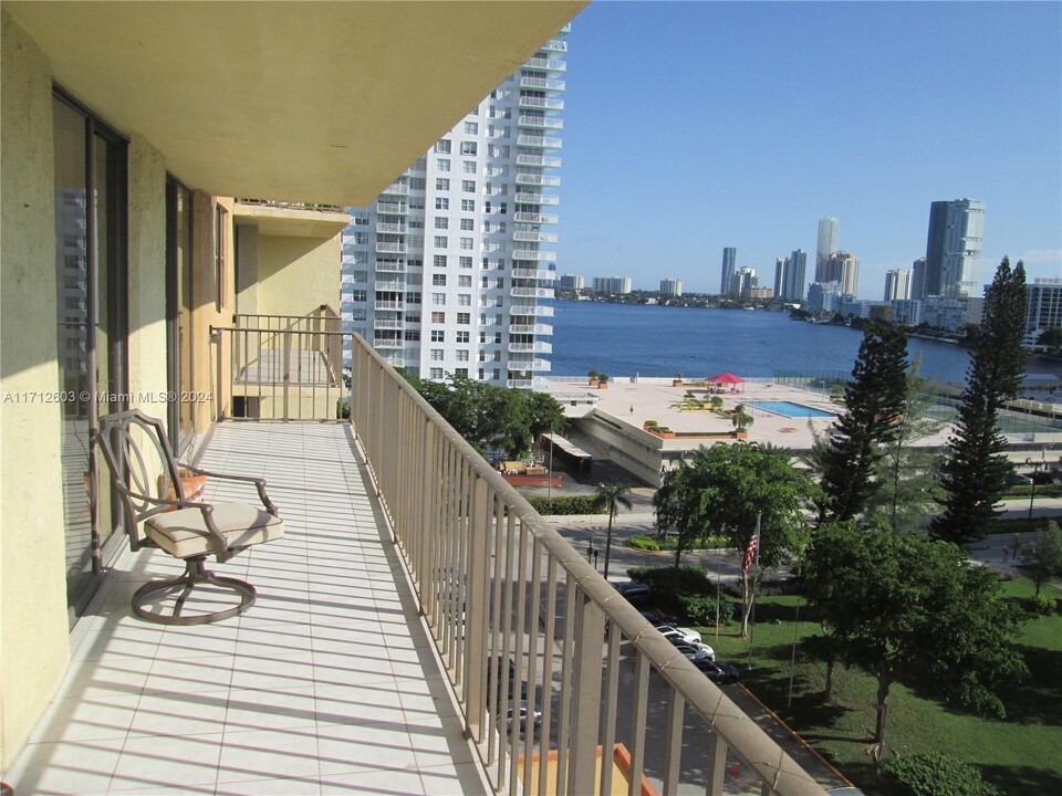 290 174th St in Sunny Isles Beach, FL - Building Photo