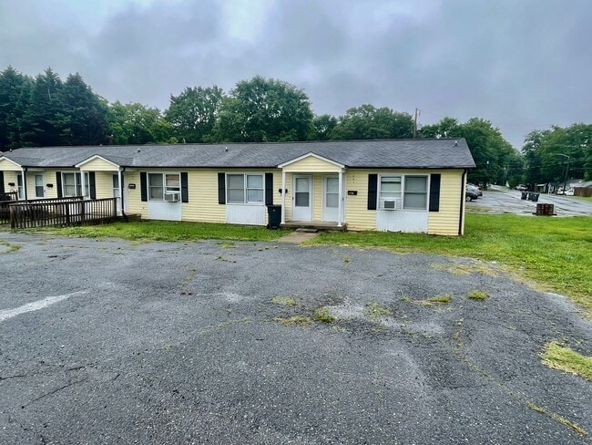 201 E Webb St in Dallas, NC - Building Photo - Building Photo